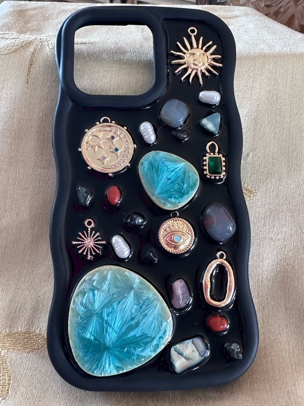Artikl MOSAIC Black Embellished Phone Case iPhone 14 Pro Max, 10ft Drop Tested.